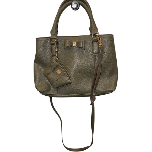 Chic Green Tote with Gold Accents - Picture 1 of 8